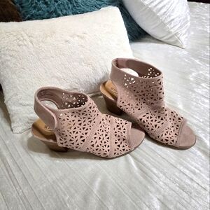 Stylish Women's Pink Sandals By Seychelles 7 1/2. Great Condition!